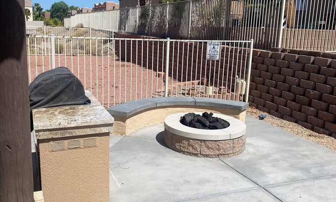 Needles Casa | 3 bedroom with den BBQ, Firepit, with WiFi, AC in awesome Needles