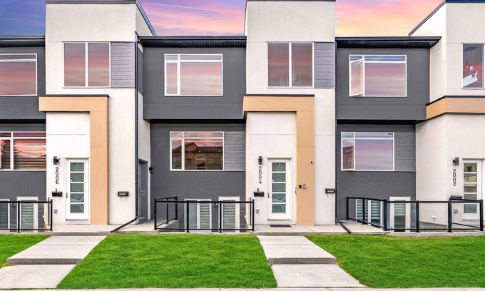 Kensington Apartamento | 3 Bedroom with Sleeper Sofa Sleeps 8! Near downtown and C-Train