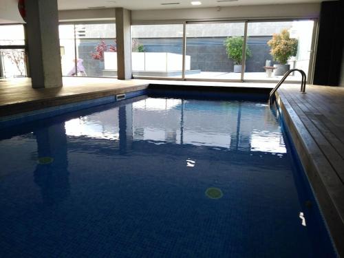 Sant Adria de Besos Apartamento | 3 BEDROOMS, 2 BATHROOMS FOR 6 PAX, SWIMMING POOL, FREE PARKING and NEAR THE BEACH!