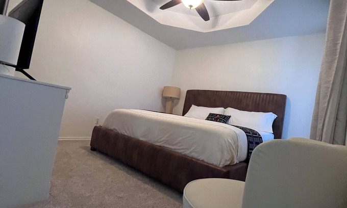 Lubbock Casa | 3-bedrooms 2 bathrooms, living room , patio house in pleasant Lubbock with AC