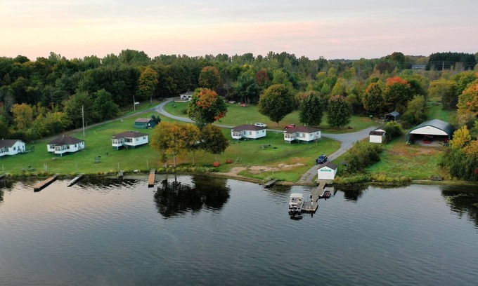 Rideau Lakes Cabina | 3 bedrooms Cozy Cabin on Westport Ontario, Family and pet friendly !
