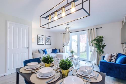 Speke Casa | 3 Bedrooms Driveway Walk 2 JLR Halewood Airport - 5 Beds- 3 WC-Speke Boulevard-South Liverpool-Sleeps 9 - Fully Equipped- Docks- Waterfront Bank Arena Liverpool by Arz Stays