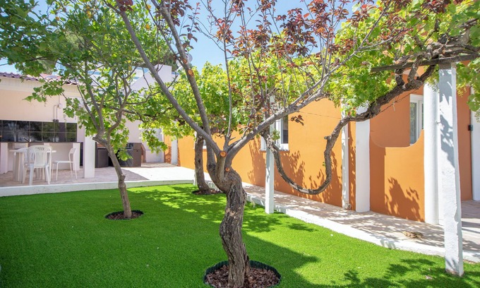 Penina Casa | 3 Bedrooms Renovate House, 10 minutes drive to the beach. Private Pool