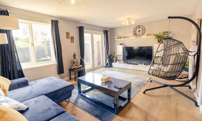 Andover Casa | 3 Bedrooms - Sleeps 8 - Wifi - 3 Car Parking