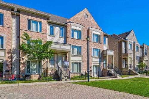 Churchill Meadows Casa | 3 Bedrooms Townhouse Near Square One, Ridgeway Plaza & Toronto Airport with 2 Parkings