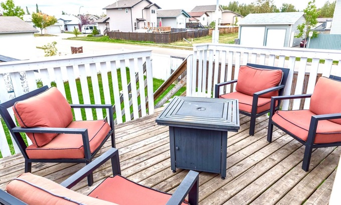 Grande Prairie Casa | 3 beds Private Cozy Patio + 4 mins Drive to restaurants, Starbucks