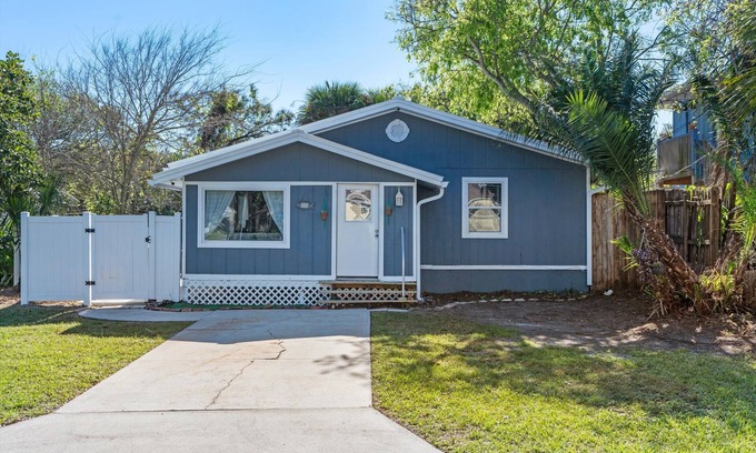 Coquina Gables Cabaña | 3 Blocks to the Beach, Cozy 2 bedrooms, 1 full bath home.