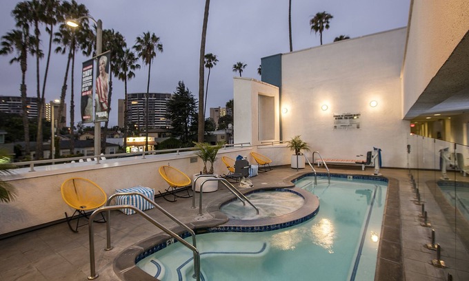 Venice Hotel | 3 Boulevard City View 2 Queens The Kinney Venice Beach, Outdoor Pool!