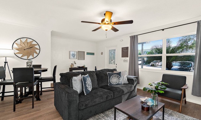 Cape Caneveral Beach Gardens Casa | 3 BR 1.5 BATH, Near Nasa, SpaceX, & 4 Blocks to Beach! 50 Minutes to Orlando.