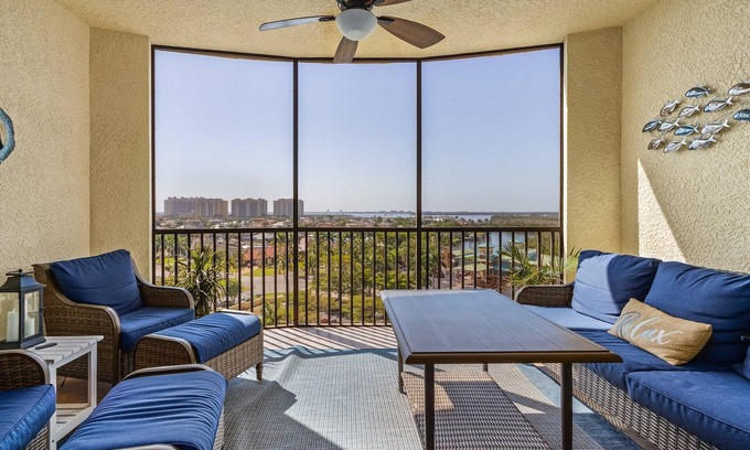 Cape Harbour Apartamento | 3 HAB. 2 BA con INCREÍBLE 8th Floor River & Gulf View!