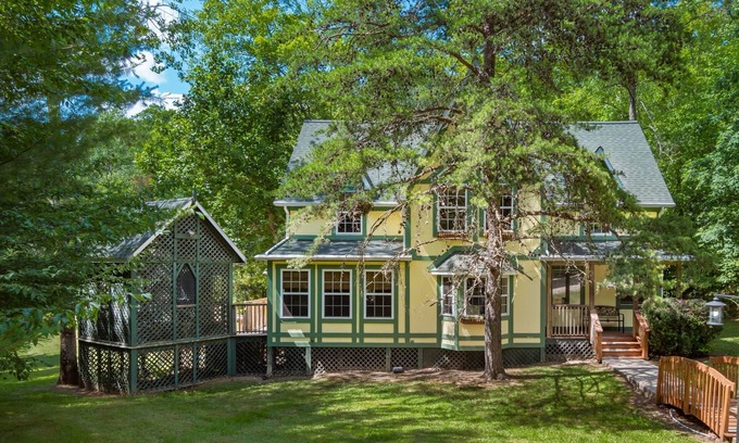 New Plymouth Casa | 3 BR/3.5 BA w/ Hot Tub & 12 min drive to Ash Cave