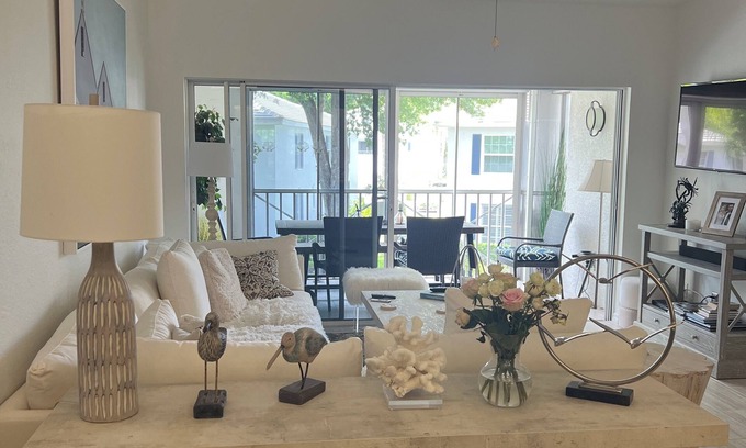 Pelican Bay Condominio | 3 BR coach house at The Barrington Club in Pelican Bay. Private beach access.