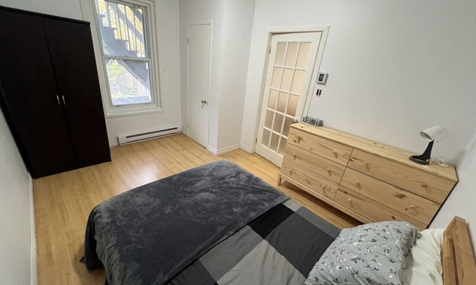 Saint-Jean-Baptiste Apartamento | walk to Rue St-Jean: Pet-Friendly |Full Kitchen + Free Street Parking