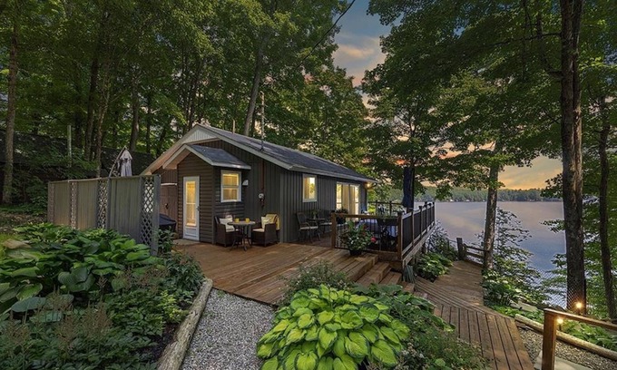 Frontenac Cabaña | 3 BR Lakefront Beach Retreat; Hot Tub, Fire Pits! Pet-friendly!
