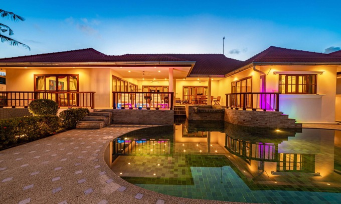 Nong Kae Villa | 3 BR Pool Villa in Great Location CV3