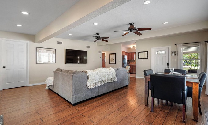South Pinellas Community Council Casa | 3 BR Retreat in St. Pete's - Close to beaches!