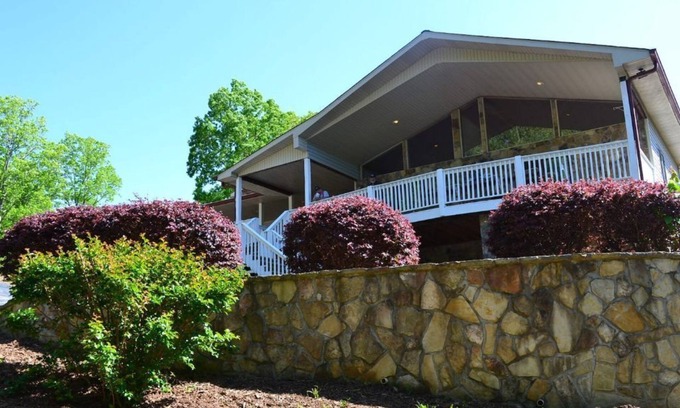 Young Harris Apartamento | 3 BR "The Terrace" DOGS go FREE-NO STAIRS