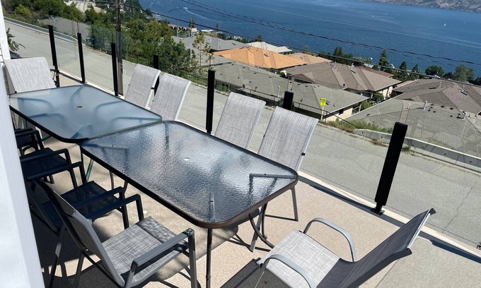 Central Okanagan Casa | 3 BR Upper Floor With Massive Lake view