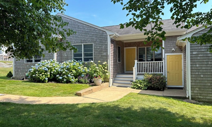 Easton's Point Casa | 3 BR -Walk to the beaches & Cliff walk. Quiet tree lined neighborhood!