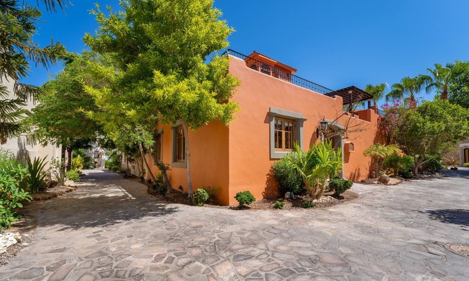 Nopolo Casa | 3 BRs Water and Mountain Views-Steps to Beach and Inn