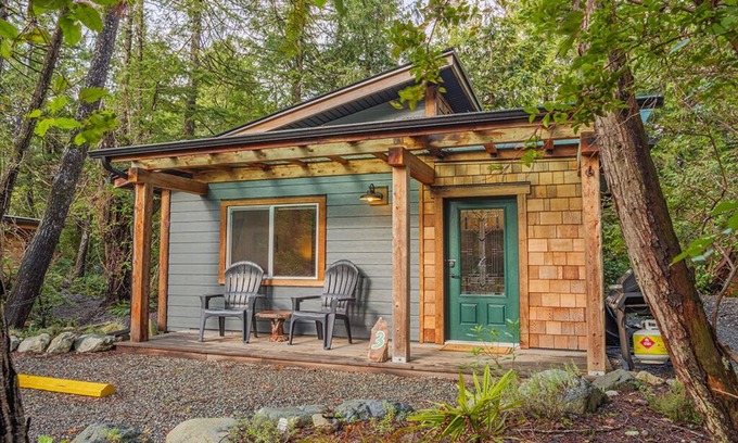 Ucluelet Cabina | #3 CABIN COUPLES KING BED HOTTUB BEACH