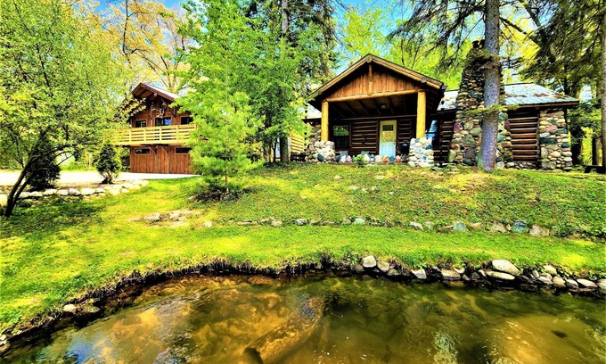 Traverse City Cabina | 3 Cottage Exclusive Retreat|Hot Tubs|Walk to Beach
