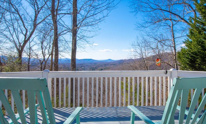 Blairsville Cabina | 3 Deer Cabin - Fireplace - Mountain View