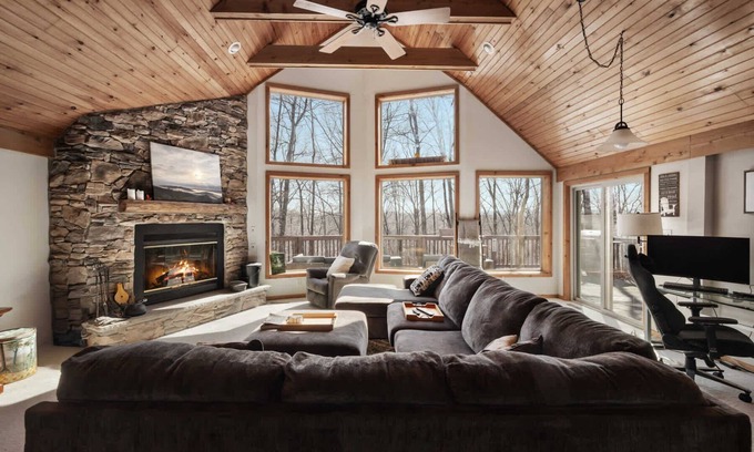 The Woods Chalet De Esquí | 3 Fireplaces, Hot Tub, Fire Pit, Deck, Pool Access
