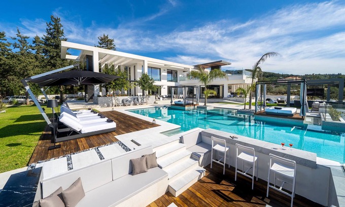 Almyrida Villa | 3’ from the Beach / 3 Pools with Jacuzzi / Outdoor Pool Cinema / Tennis Court