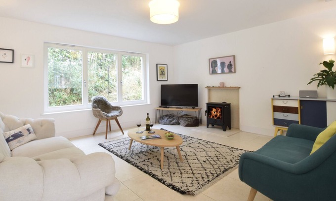Yoxford Cabaña | 3 HOPTON YARD, YOXFORD, pet friendly, with hot tub in Yoxford