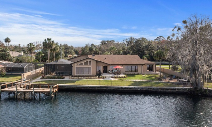 Homosassa Casa | 3-Hour Tour. Springs Waterfront. Bring your crew! Not every castaway is lost.