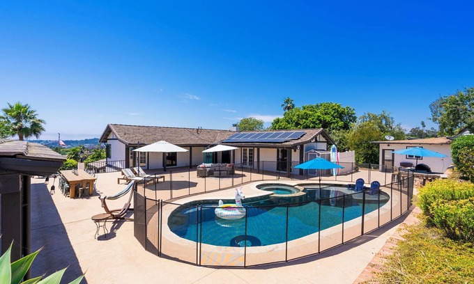 Vista Casa | 3 House Estate- Family Adventureland, sleeps 20+