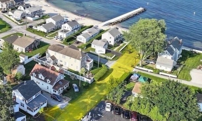Niantic Casa | 3 Houses Off the Water at Private Black Point Beach newly furnished 4 bed