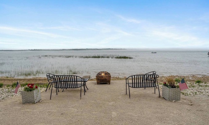 Baileys Harbor Casa | 3 King Beds | Private Shoreline