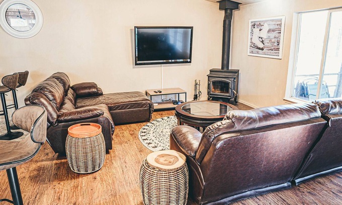 Flagstaff Cabina | 3 Kings + Bunkroom, Karaoke, Wood Stove on fenced 2.5 acre pine tree filled lot