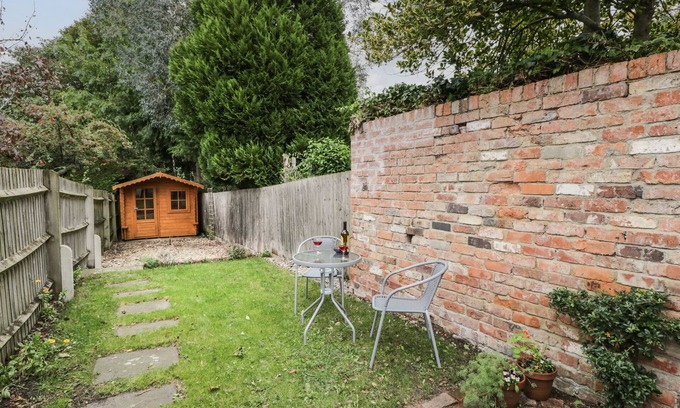 Cheltenham Cabaña | 3 LAKE COTTAGES, romantic, with a garden in Prestbury