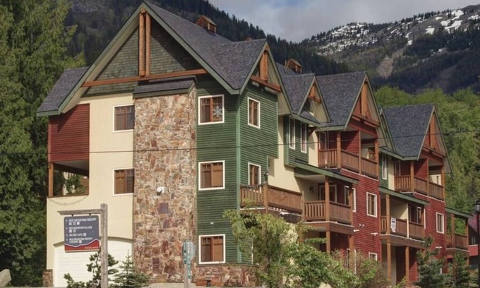 Rossland Casa | 3 level Townhouse with Private Hot Tub and Garage - close to ski hill.