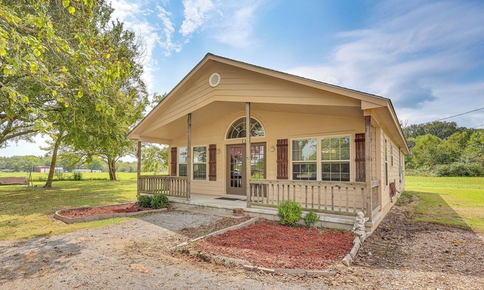 Fort Coffee Casa | 3 Mi to Arkansas River: Rural Family Home w/Yard