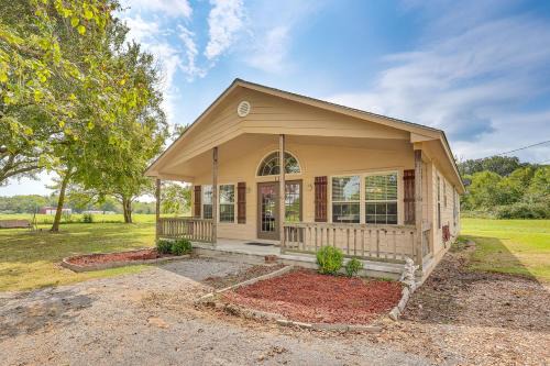Fort Coffee Casa | 3 Mi to Arkansas River Rural Family Home with Yard