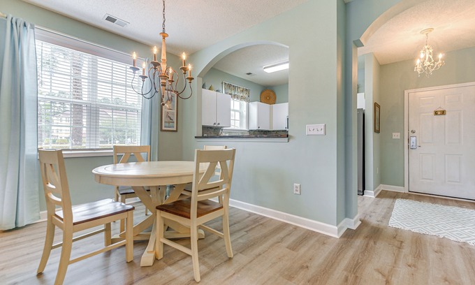 North Myrtle Beach Apartamento | 3 Mi to Beach: North Myrtle Beach Condo w/ Patio!