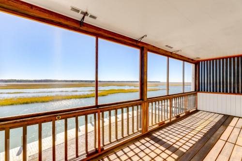 Chincoteague Apartamento | 3 Mi to Beach Waterfront Condo in Chincoteague!