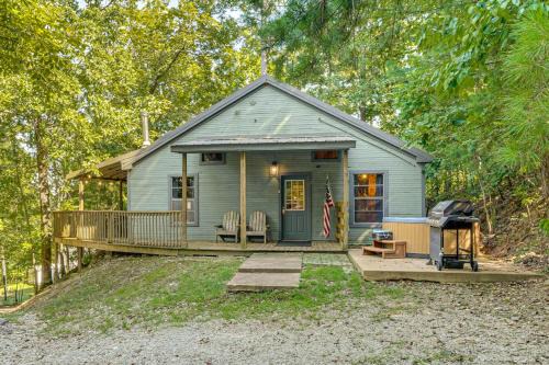 Broken Bow Casa | 3 Mi to Beavers Bend State Park Hot Tub Hideaway!