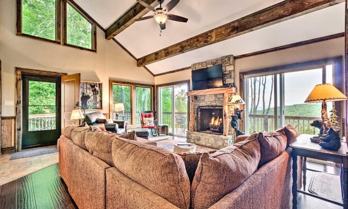 Beech Mountain Casa | 3 Mi to Beech Mtn Treetop Cabin with Deck and Views