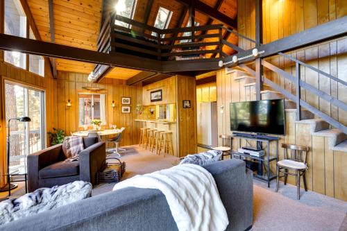 Arnold Casa | 3 Mi to Big Trees State Park Cabin with Deck