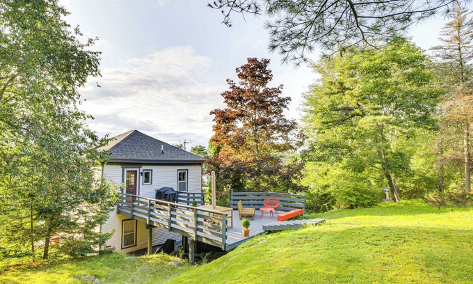 East Boothbay Casa | 3 Mi to Boothbay Harbor: Coastal Colorful Home!