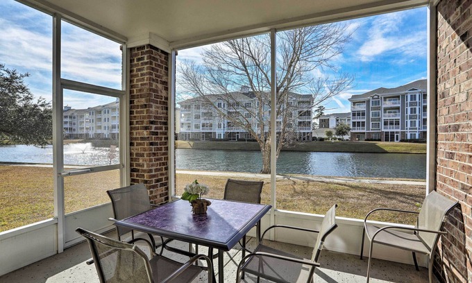 Central Myrtle Beach Apartamento | 3 Mi to Broadway at the Beach: Condo w/ Pool!