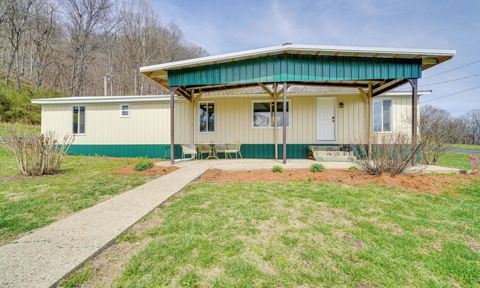 Bridgeport Casa | 3 Mi to Caesars Casino: Indiana Retreat w/ Patio!