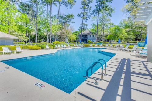 North Myrtle Beach Apartamento | 3 Mi to Cherry Grove Beach Coastal Condo Retreat!