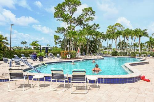 East Naples Apartamento | 3 Mi to Downtown Naples Country Club Condo!