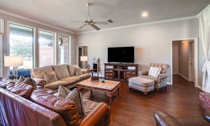 Aubrey Casa | ~ 3 Mi to Dtwn: Aubrey Vacation Rental w/ Patio!
